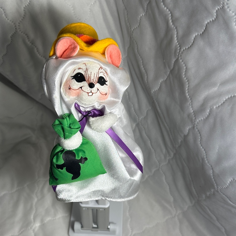 Annalee White Mouse Plush with Yellow Hat and Green Bag